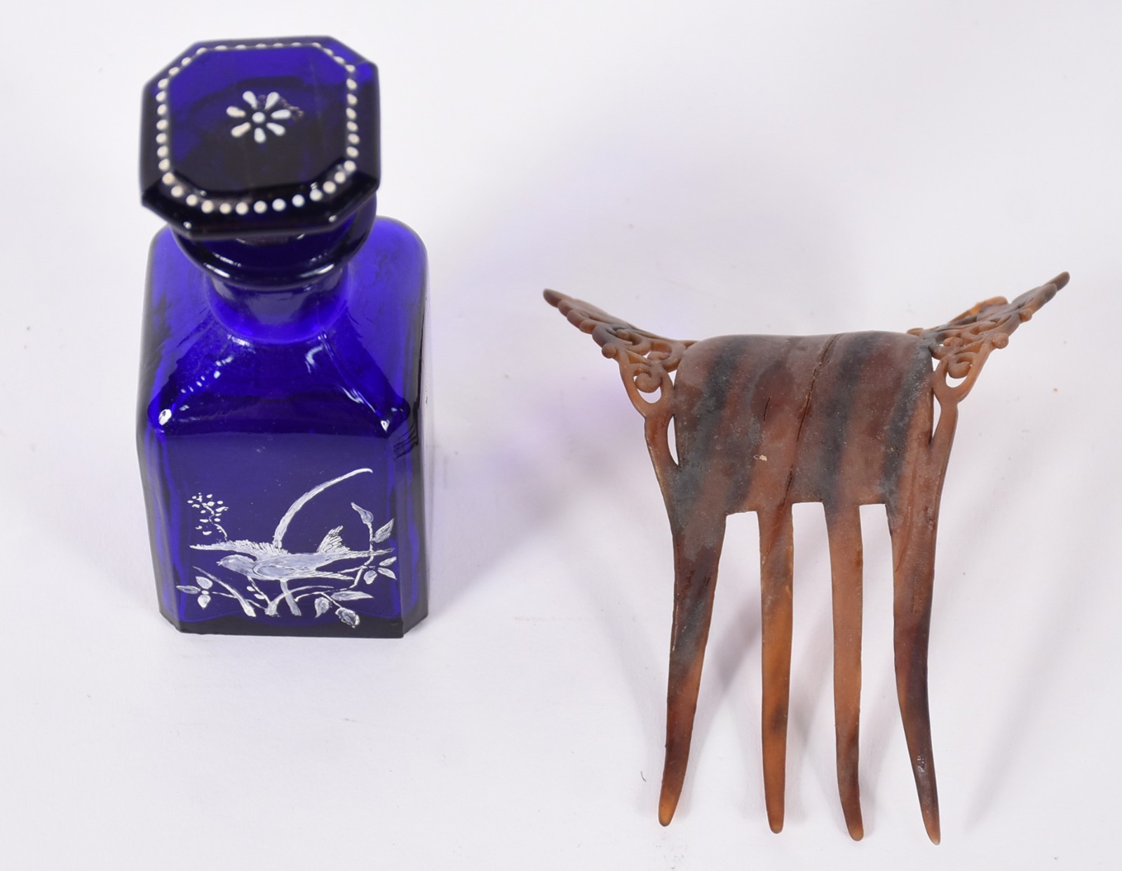 Duas peças, sendo pente feminino de tartaruga e perfumeiro azul de... - foto 1 de 5
