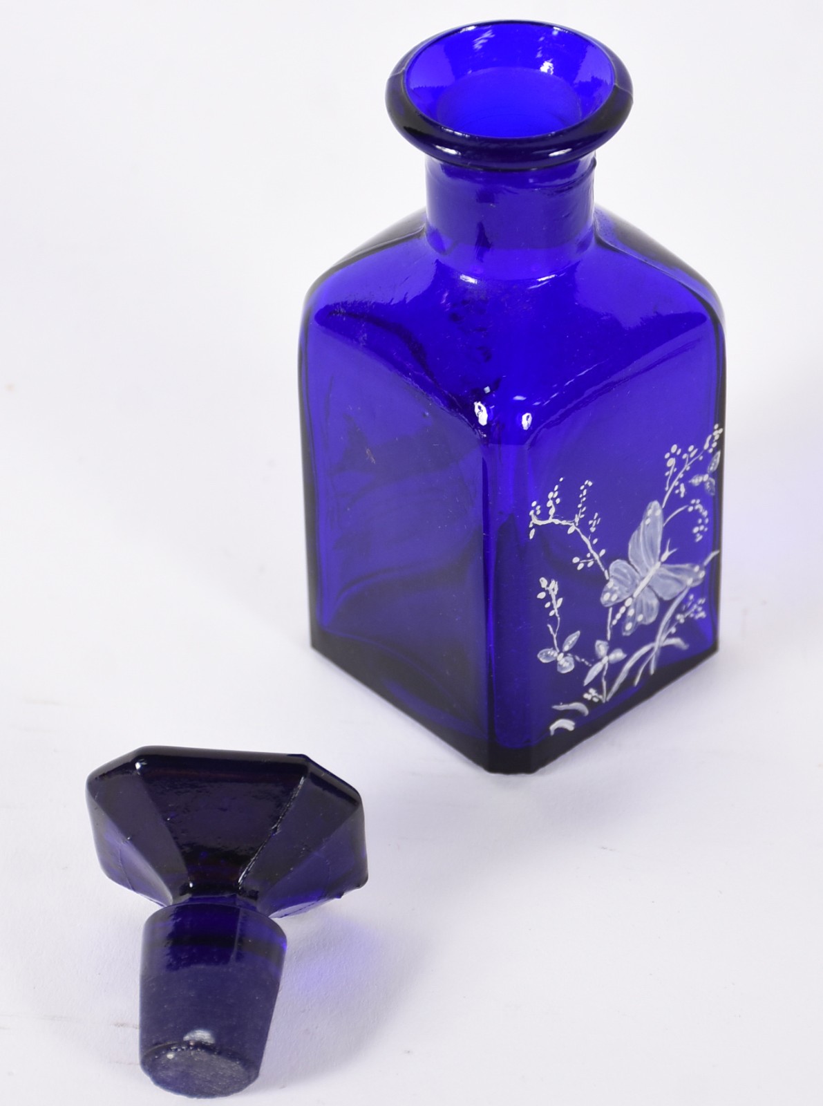 Duas peças, sendo pente feminino de tartaruga e perfumeiro azul de... - foto 3 de 5