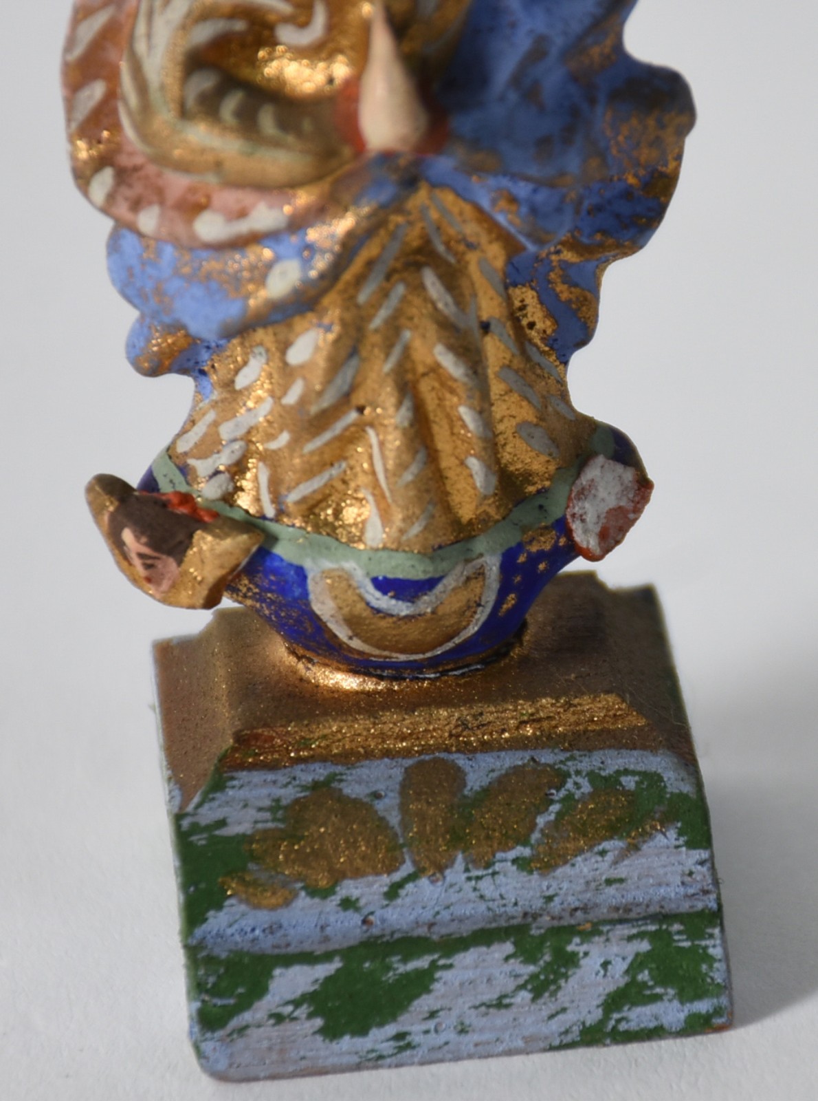 Miniatura de Nossa Senhora de madeira policromada e dourada. - foto 2 de 5