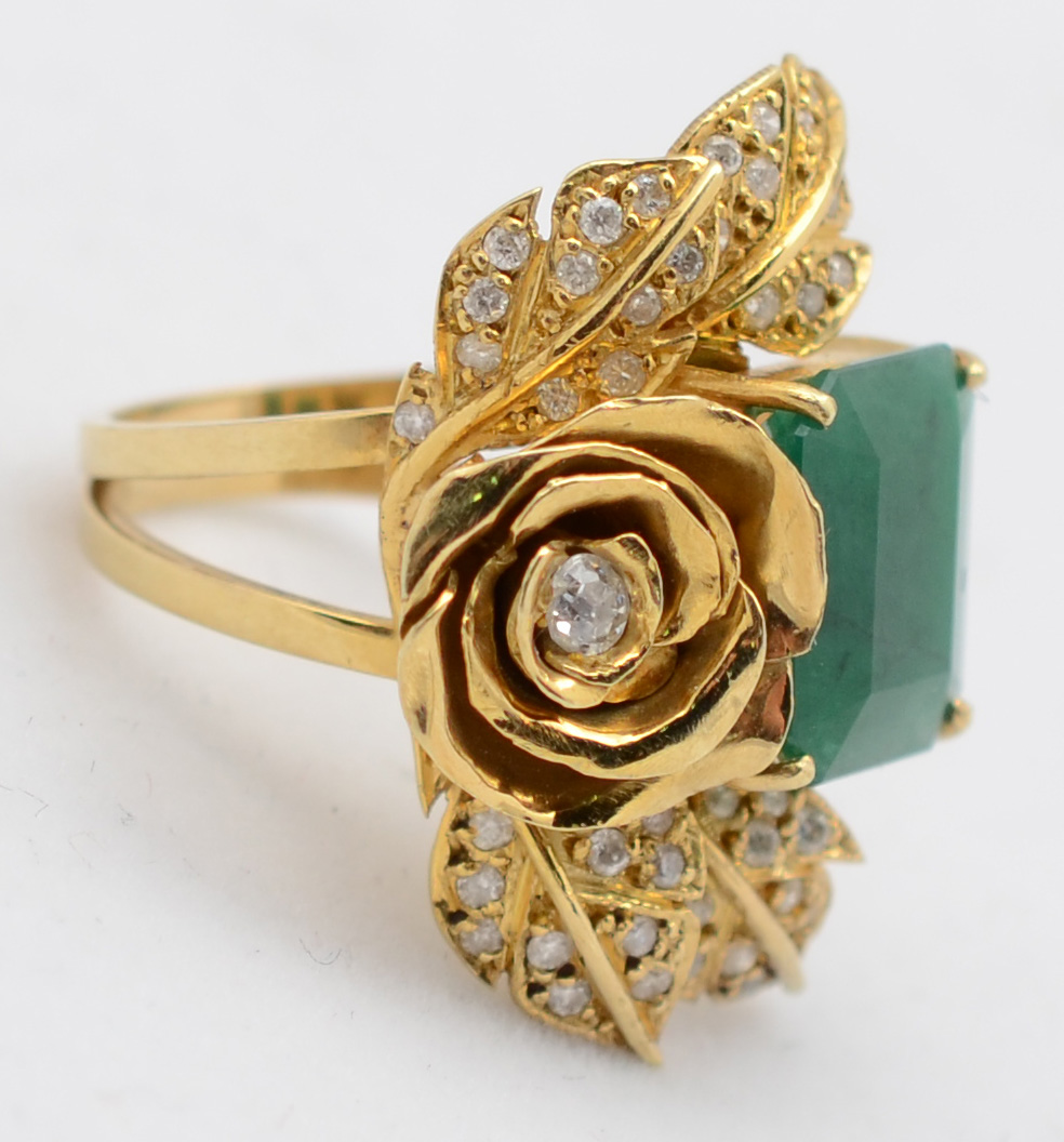 Anel em ouro amarelo 18 k em forma de flor e folhas, cravejado com... - foto 1 de 4