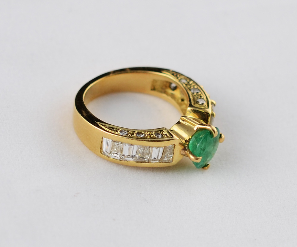 Anel em ouro 18k c/ brilhantes Navete, Carré e esmeralda. Peso: 8.4g...