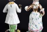 Par de figuras representando Casal de camponese... - Par de figuras representando Casal de camponeses de porcelana policromada Vieira de Castro. (pequenos lascados).