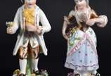 Par de figuras representando Casal de camponese... - Par de figuras representando Casal de camponeses de porcelana policromada Vieira de Castro. (pequenos lascados).