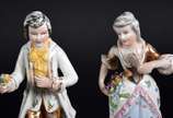 Par de figuras representando Casal de camponese... - Par de figuras representando Casal de camponeses de porcelana policromada Vieira de Castro. (pequenos lascados).