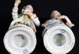 Par de figuras representando Casal de camponese... - Par de figuras representando Casal de camponeses de porcelana policromada Vieira de Castro. (pequenos lascados).
