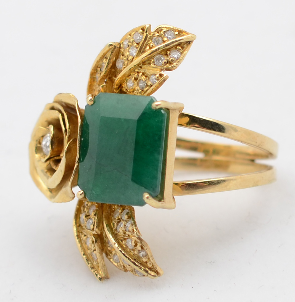 Anel em ouro amarelo 18 k em forma de flor e folhas, cravejado com... - foto 2 de 4