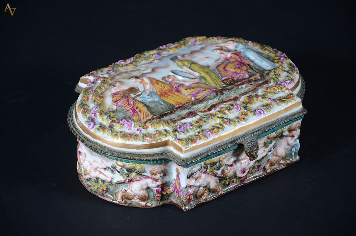 Caixa de porcelana italiana CAPO DI MONTI, com figuras femininas e... - foto 1 de 2