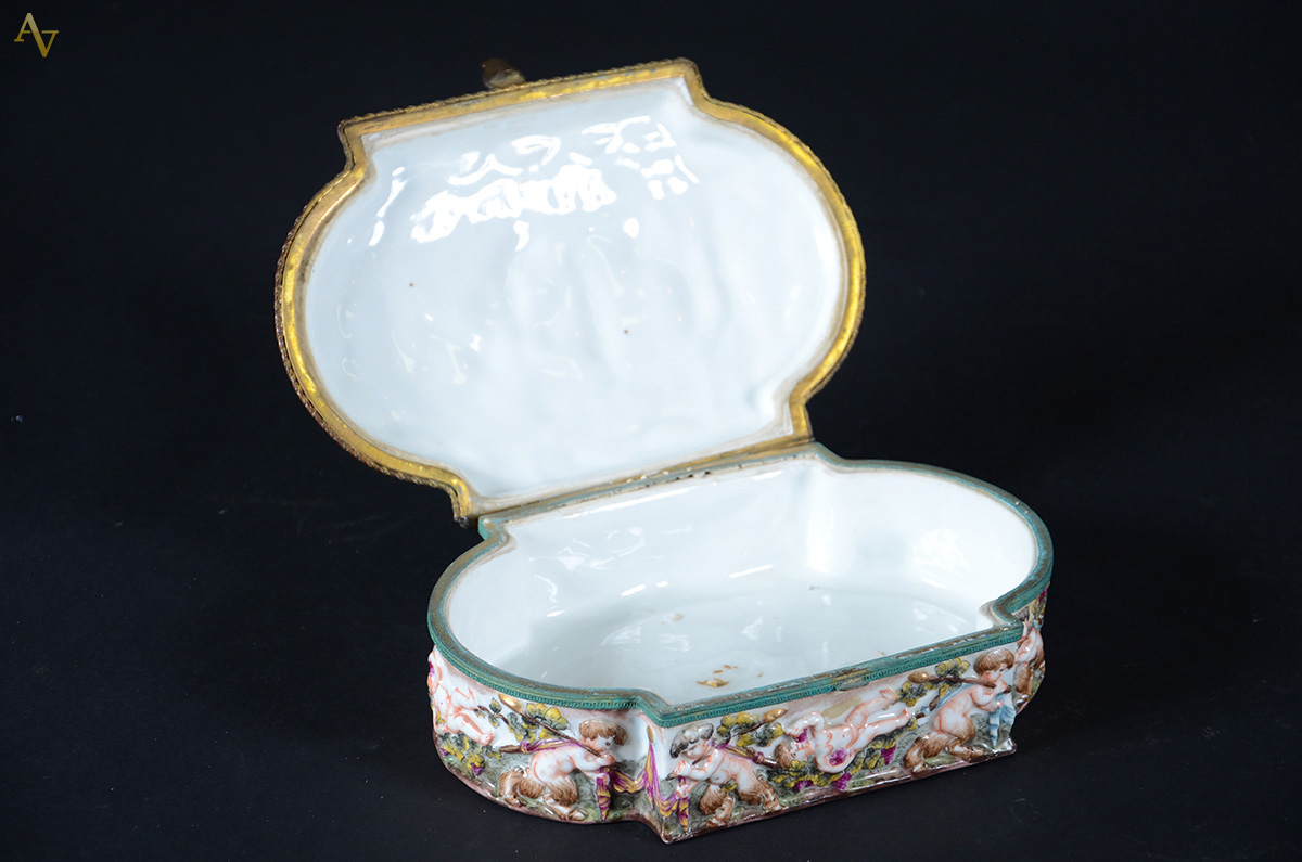 Caixa de porcelana italiana CAPO DI MONTI, com figuras femininas e... - foto 2 de 2