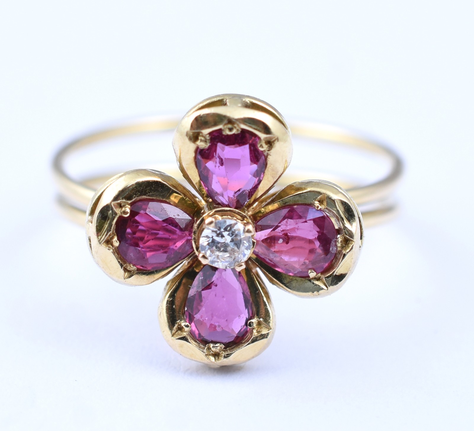 Anel de ouro 18 k feitio flor com rubis e safira branca, aro 18 (Por... - foto 1 de 3