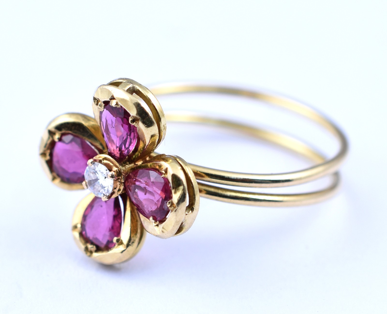 Anel de ouro 18 k feitio flor com rubis e safira branca, aro 18 (Por... - foto 2 de 3