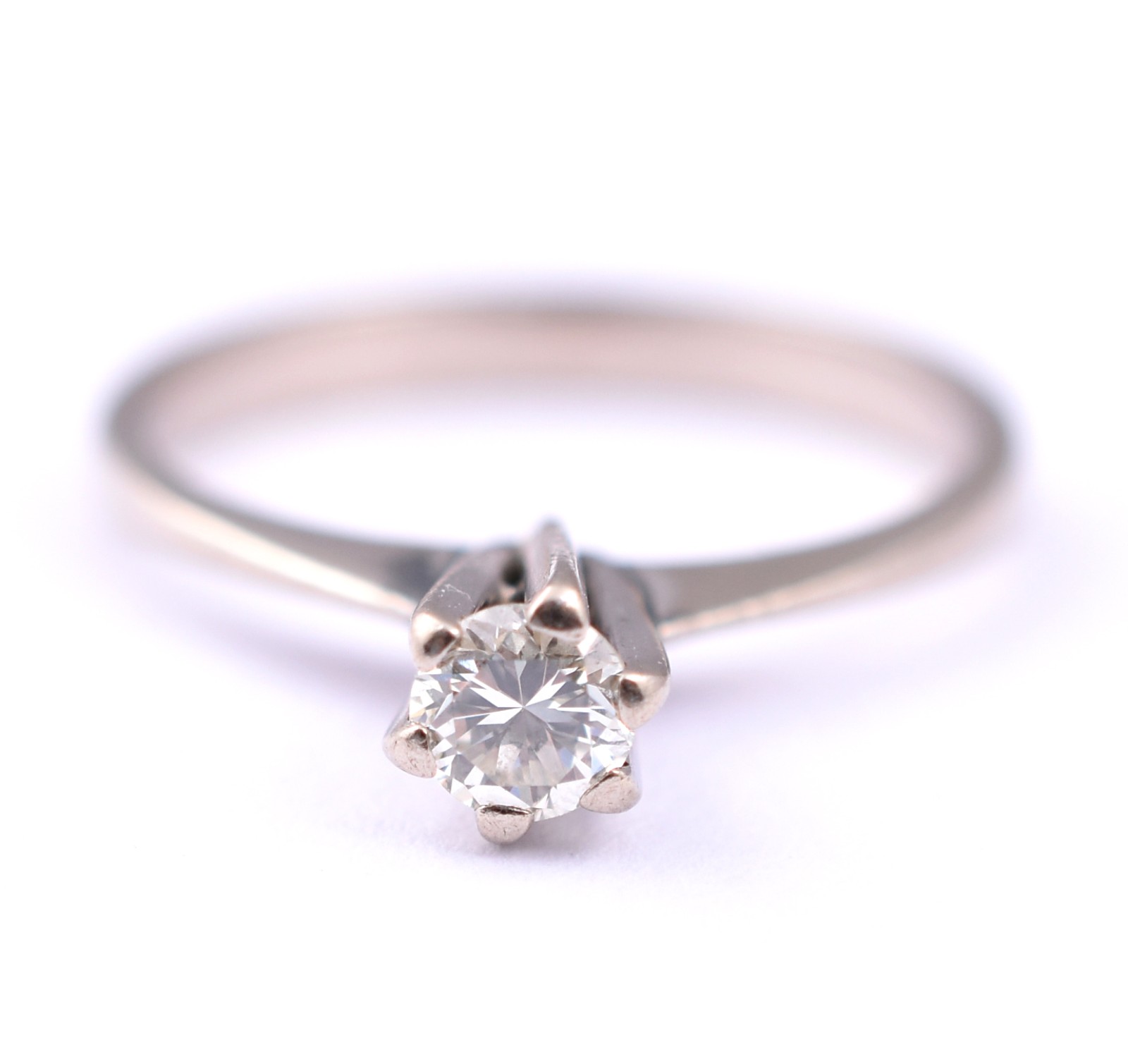 Anel solitário de ouro branco, um brilhante de 0,20 ct, aro 12 (Por... - foto 1 de 3