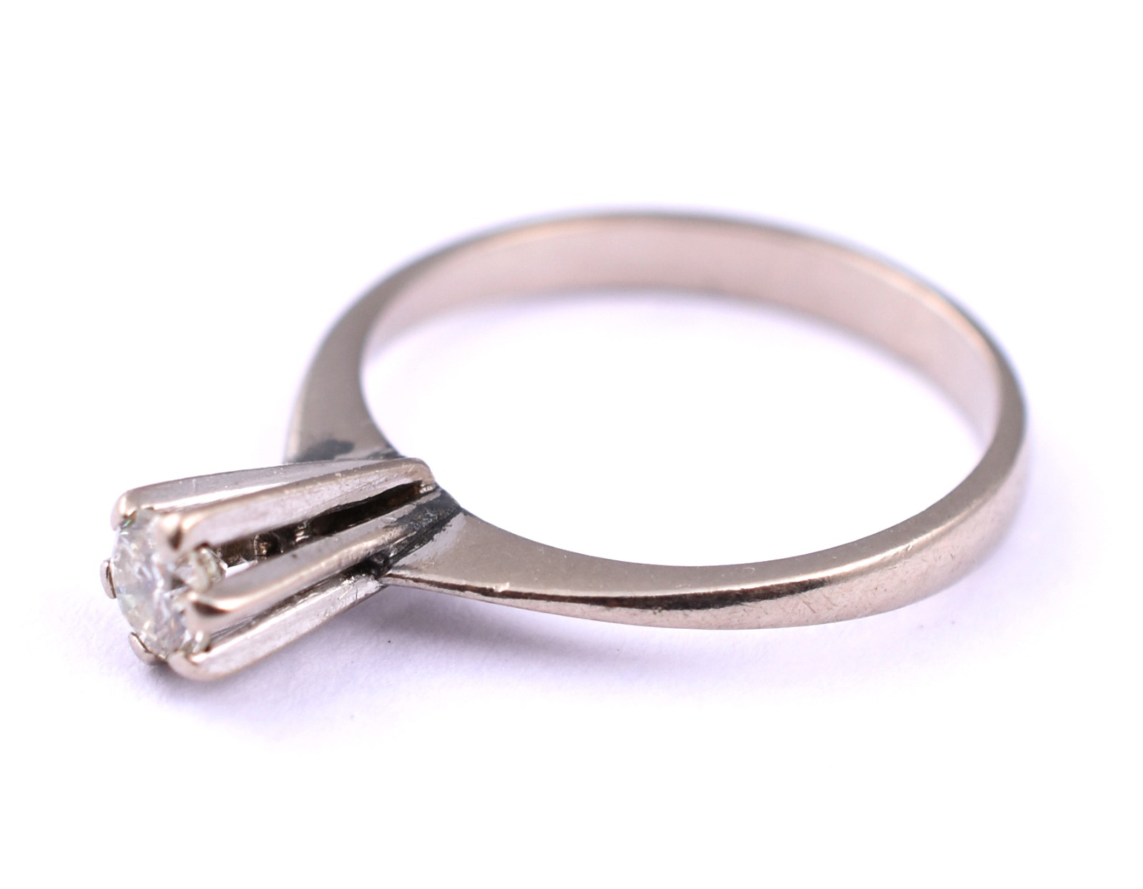 Anel solitário de ouro branco, um brilhante de 0,20 ct, aro 12 (Por... - foto 2 de 3