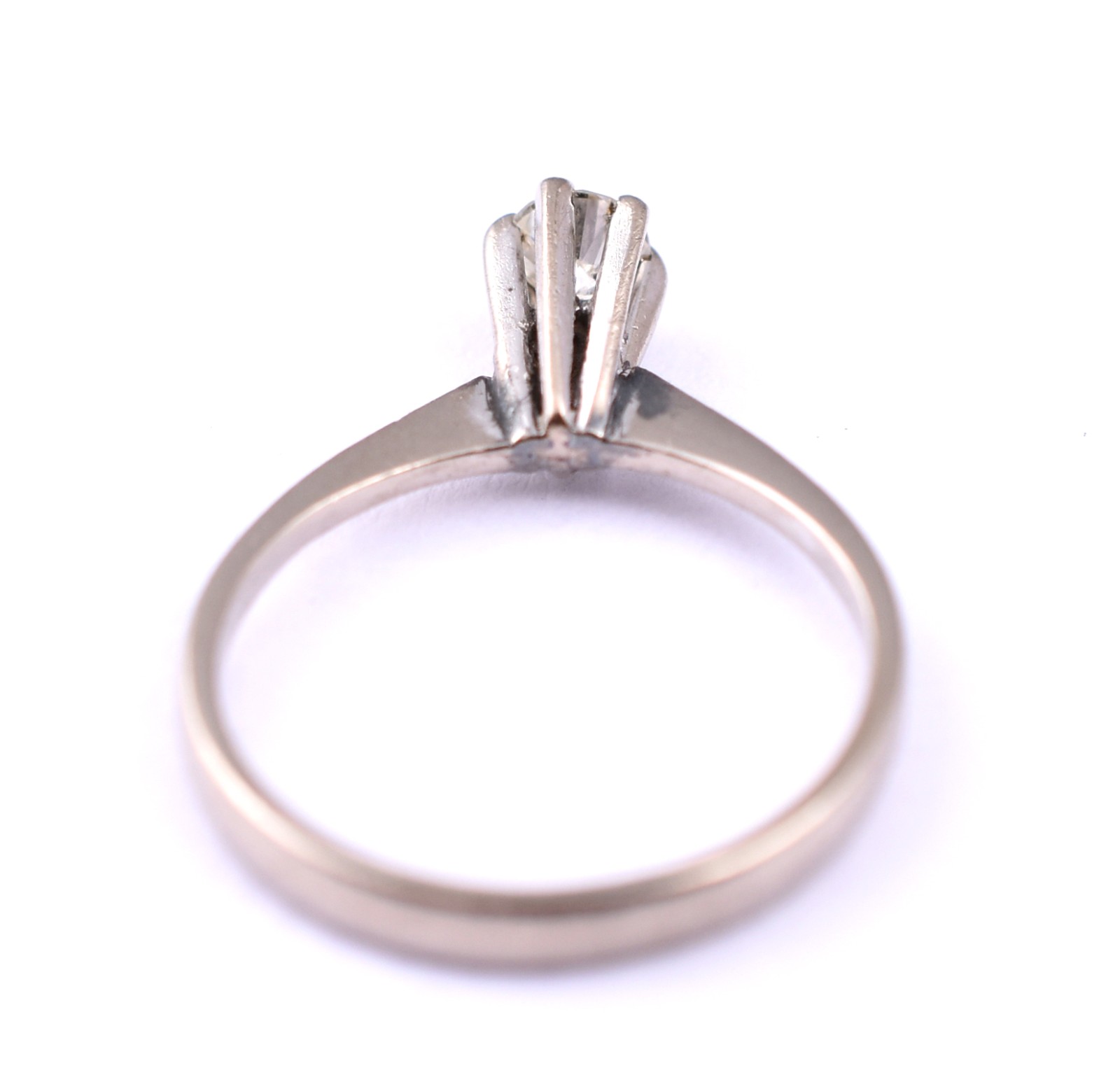 Anel solitário de ouro branco, um brilhante de 0,20 ct, aro 12 (Por... - foto 3 de 3