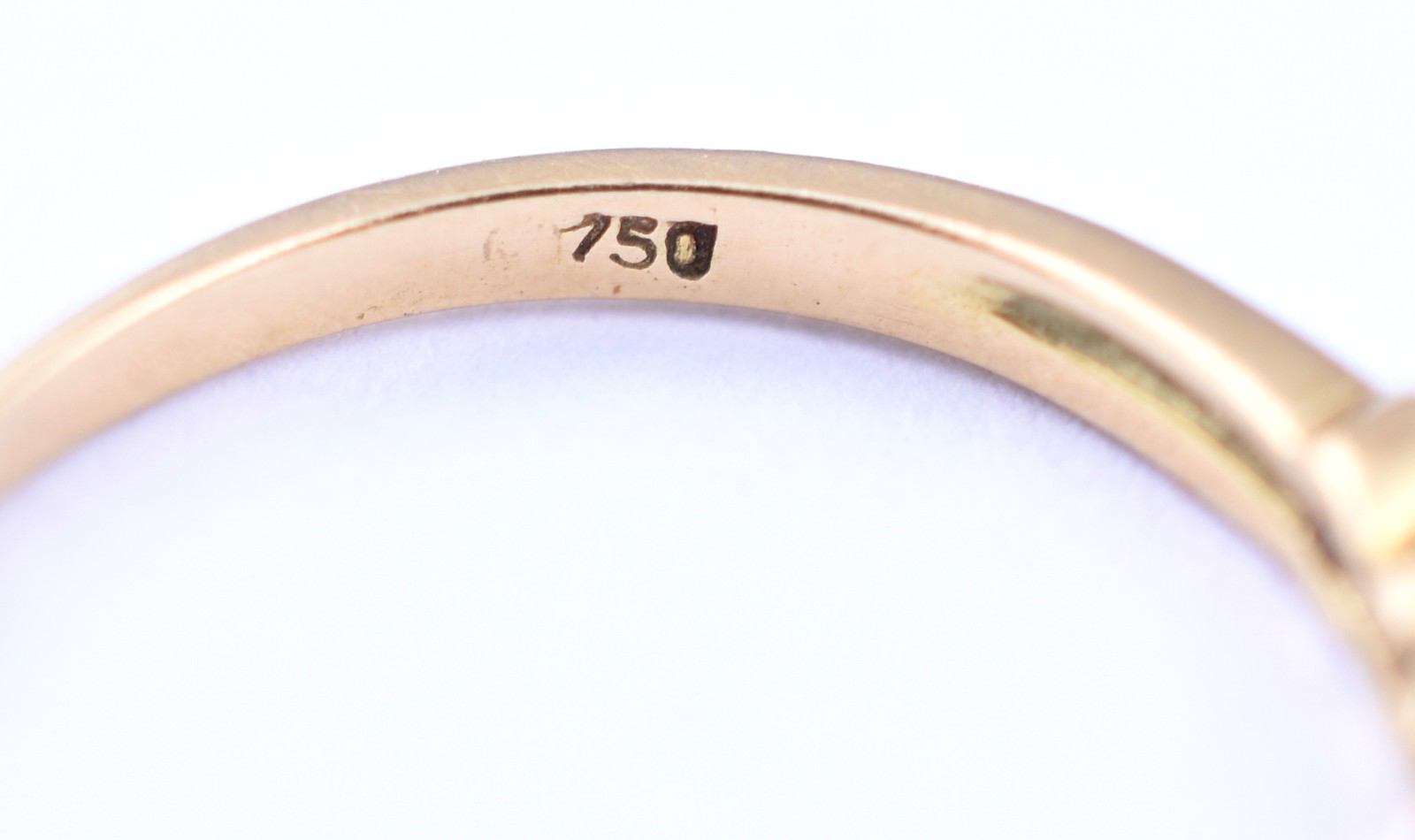 Anel de ouro, contraste 750 com 9 brilhantes , aro 14 (Por motivos de... - foto 3 de 4