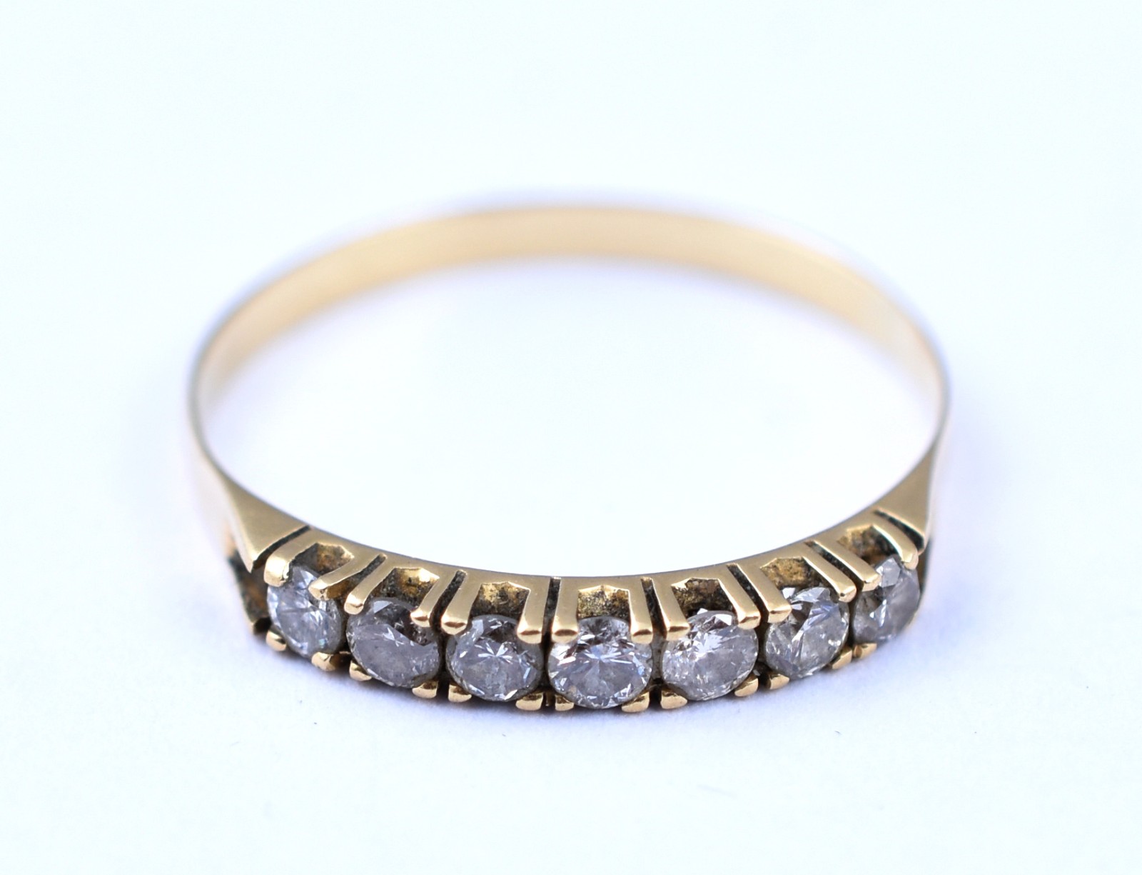 Meia aliança de ouro, contraste 750 com brilhante de 0,05 ct, total... - foto 1 de 3