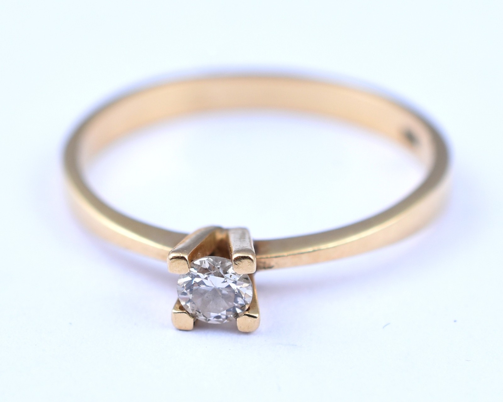Solitário de ouro, um brilhante de 0,20 ct, aro 22 (Por motivos de... - foto 1 de 4