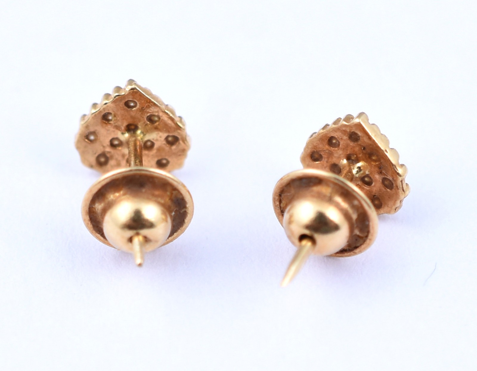 Par de brincos de ouro 18 k, feitio coração com safiras brancas (Por... - foto 2 de 3