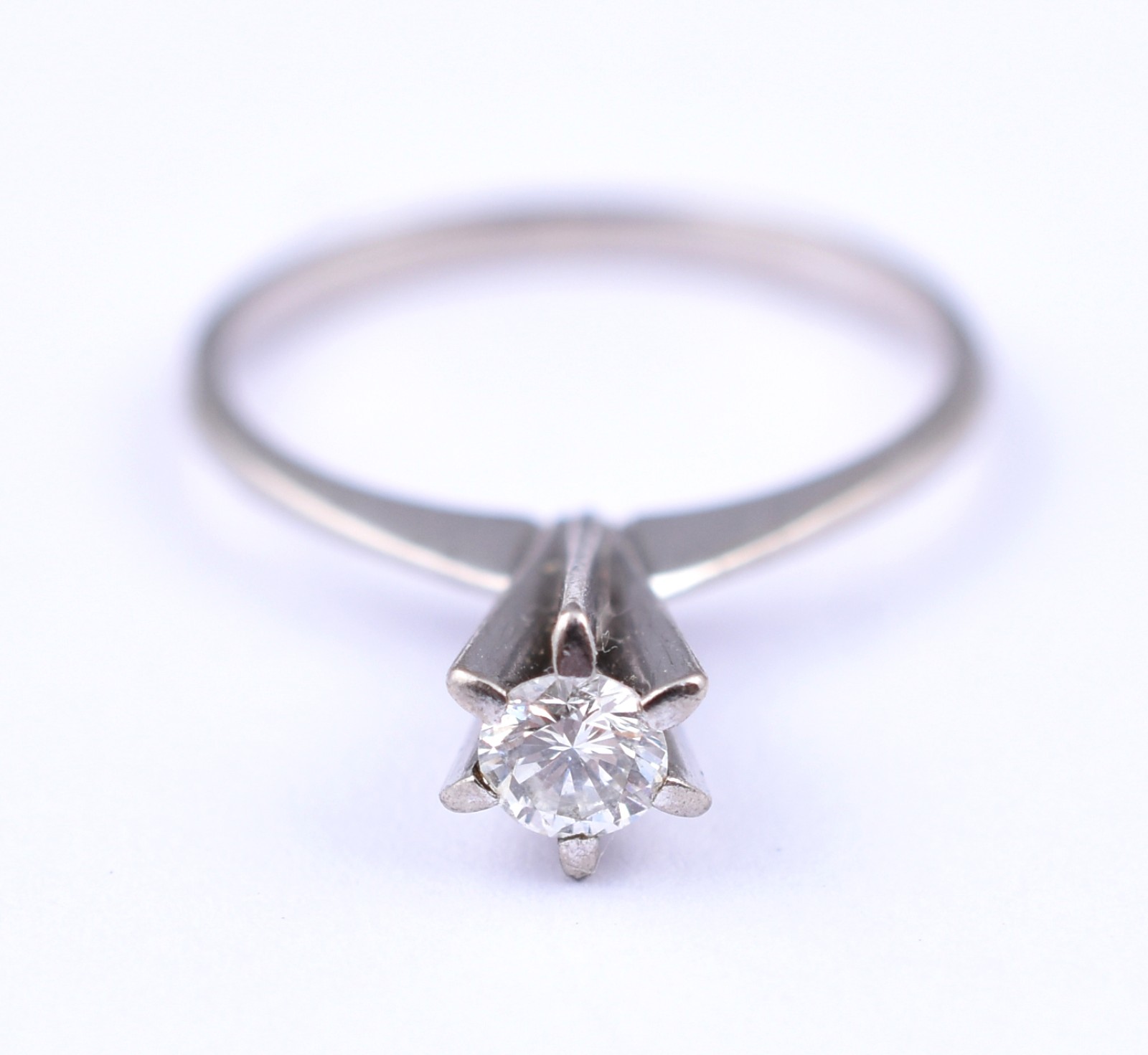 Solitário de ouro branco , com um brilhante de 0,25 ct, aro 11 (Por... - foto 1 de 3