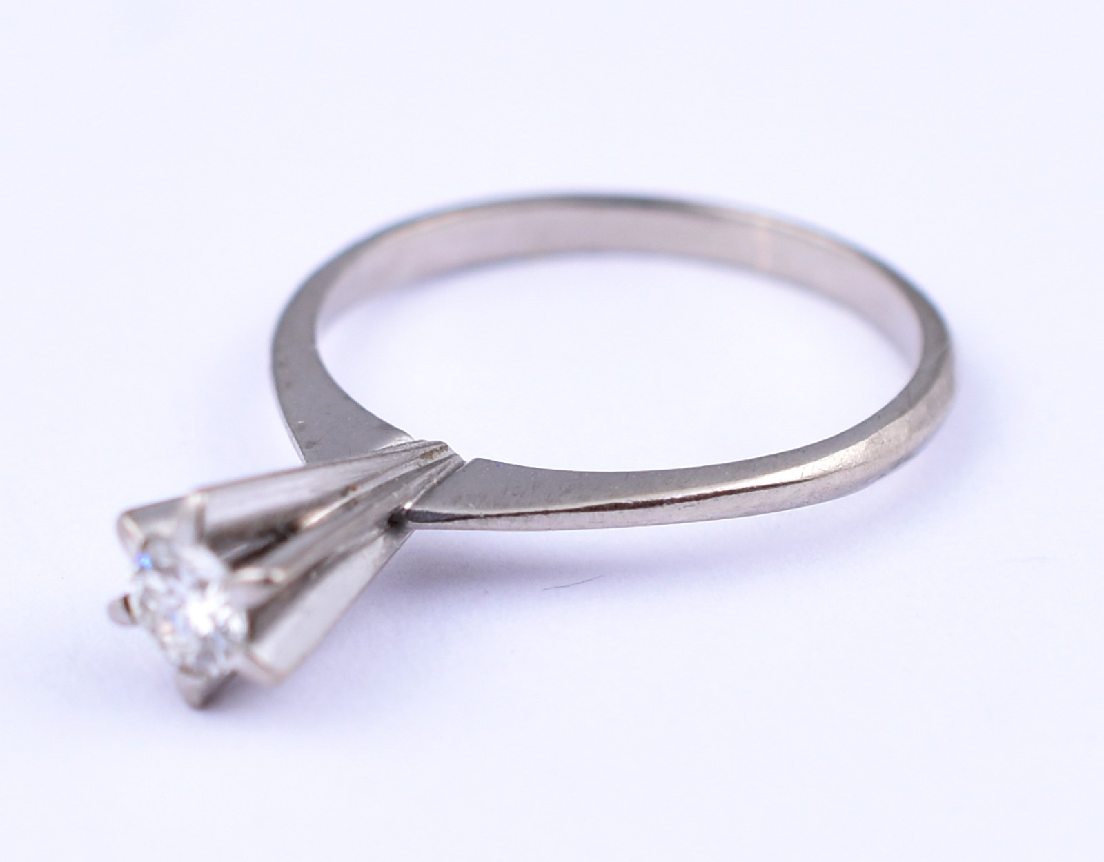 Solitário de ouro branco , com um brilhante de 0,25 ct, aro 11 (Por... - foto 2 de 3