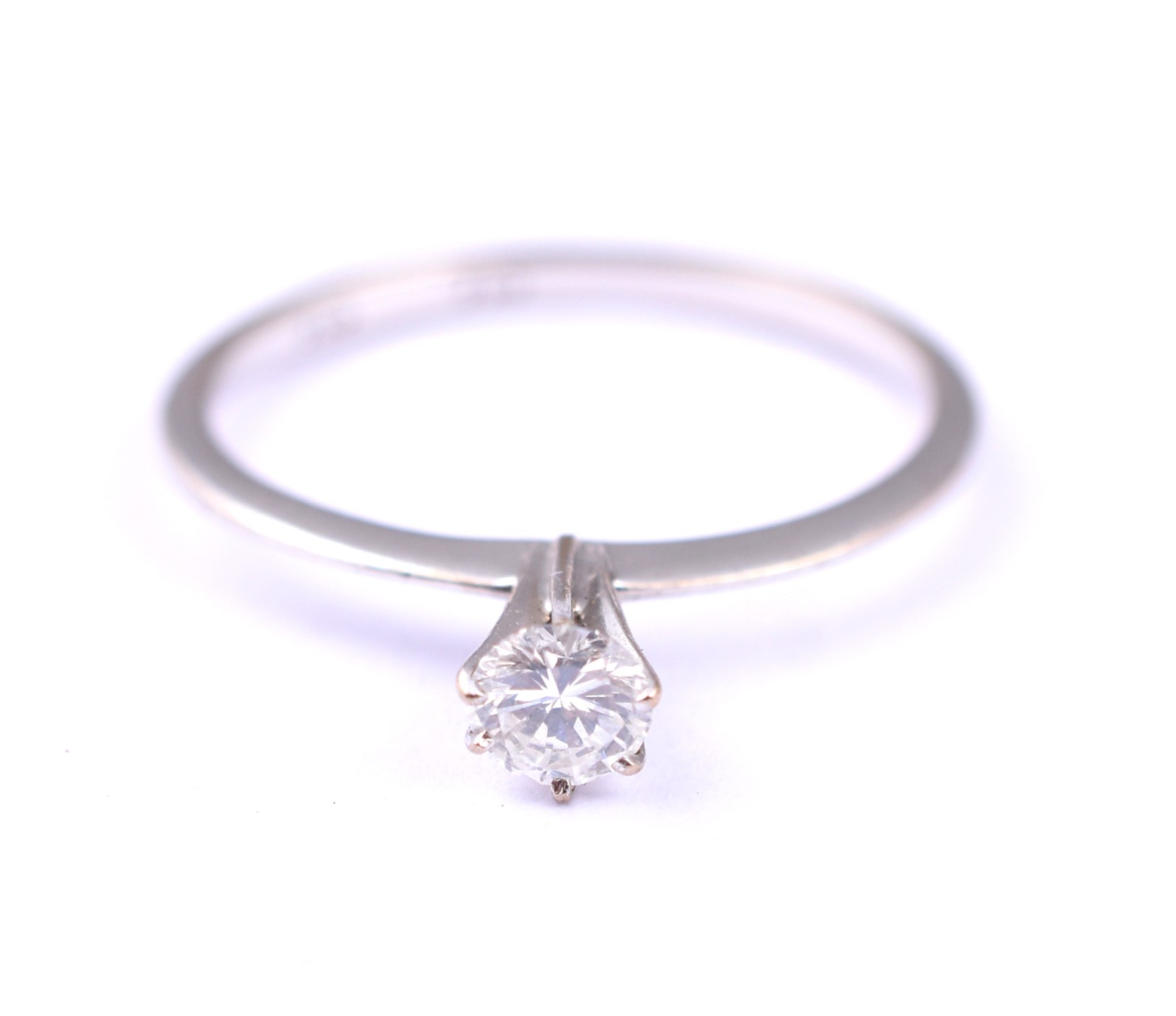 Solitário de ouro branco, um brilhante de aproximadamente 0,25 ct... - foto 1 de 3