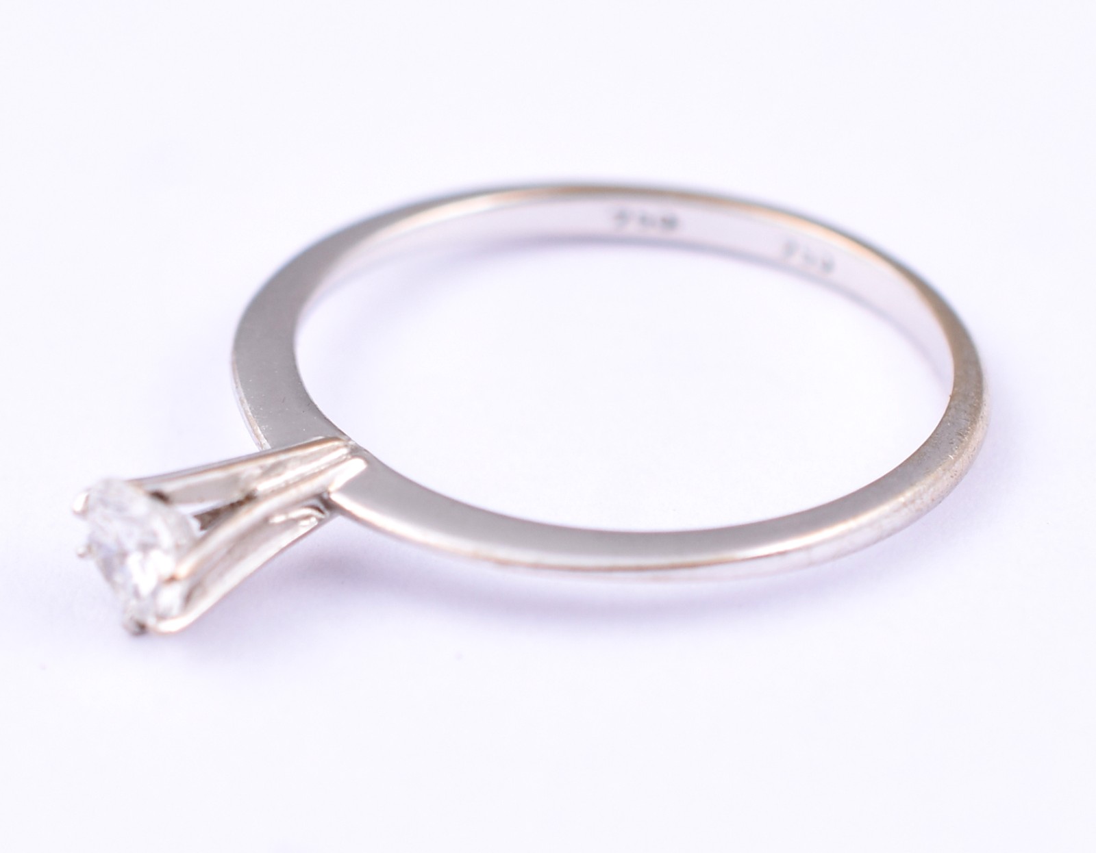 Solitário de ouro branco, um brilhante de aproximadamente 0,25 ct... - foto 2 de 3