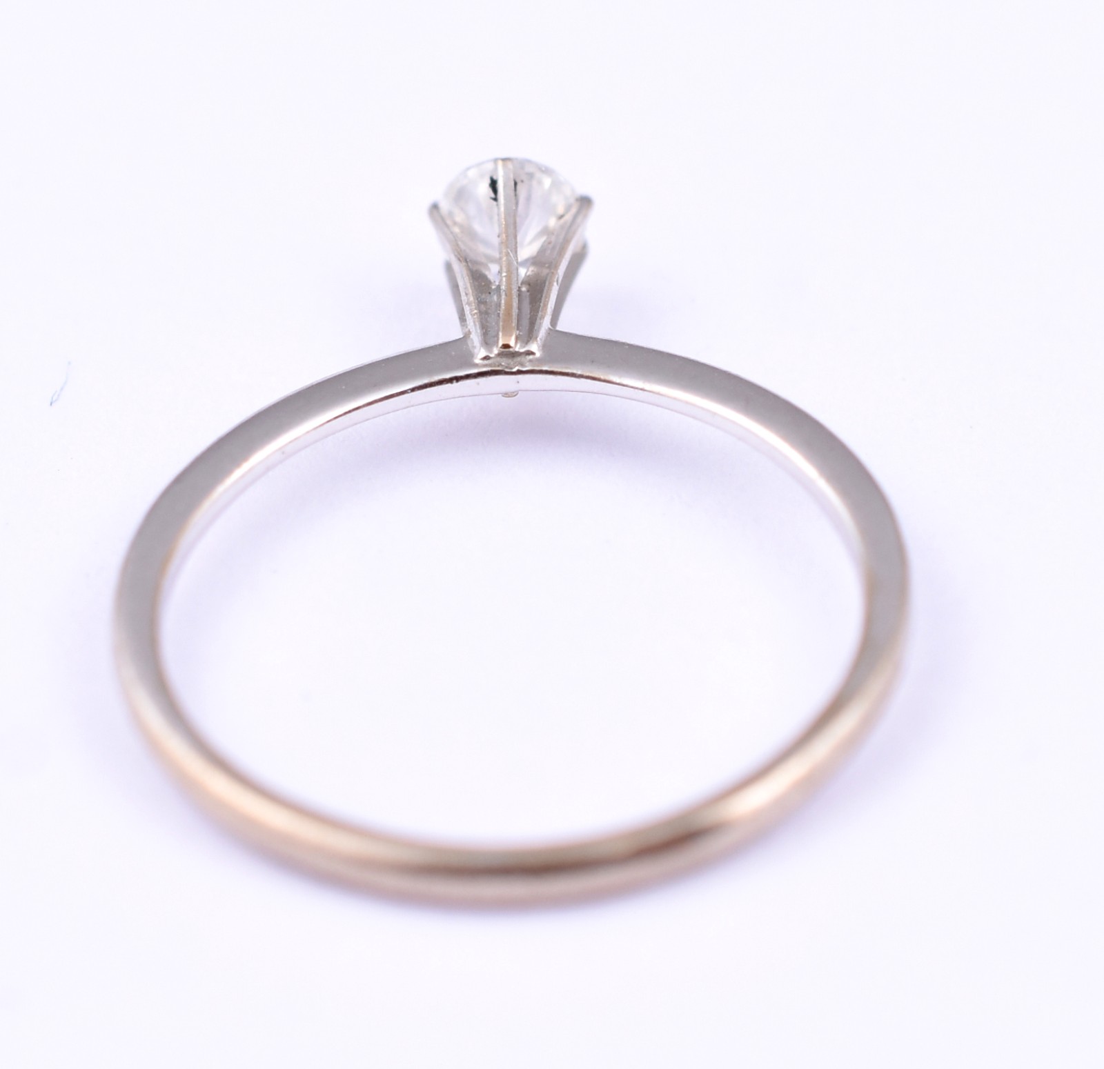 Solitário de ouro branco, um brilhante de aproximadamente 0,25 ct... - foto 3 de 3
