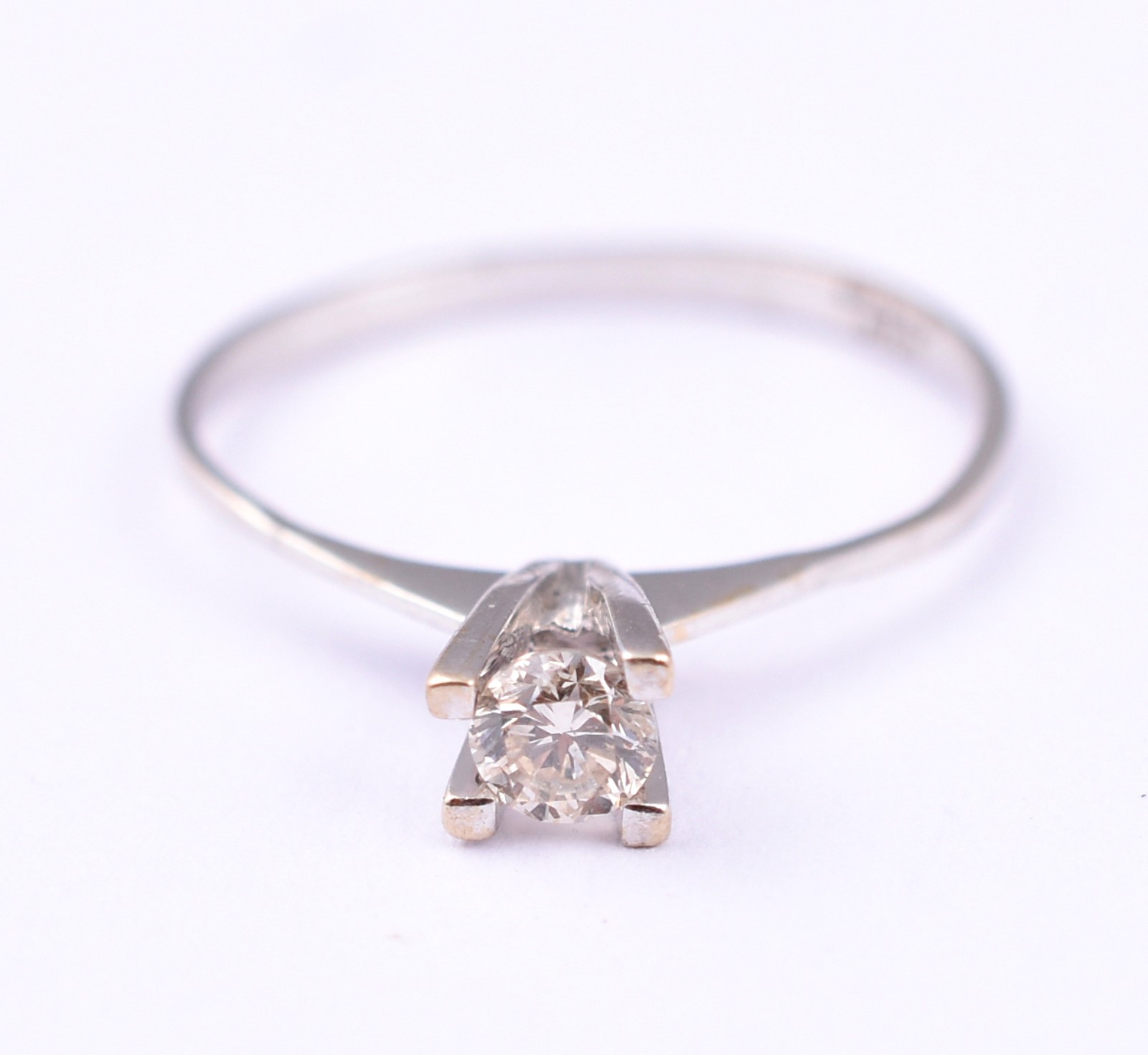 Solitário de ouro branco, um brilhante de aproximadamente 0,25 ct... - foto 1 de 4