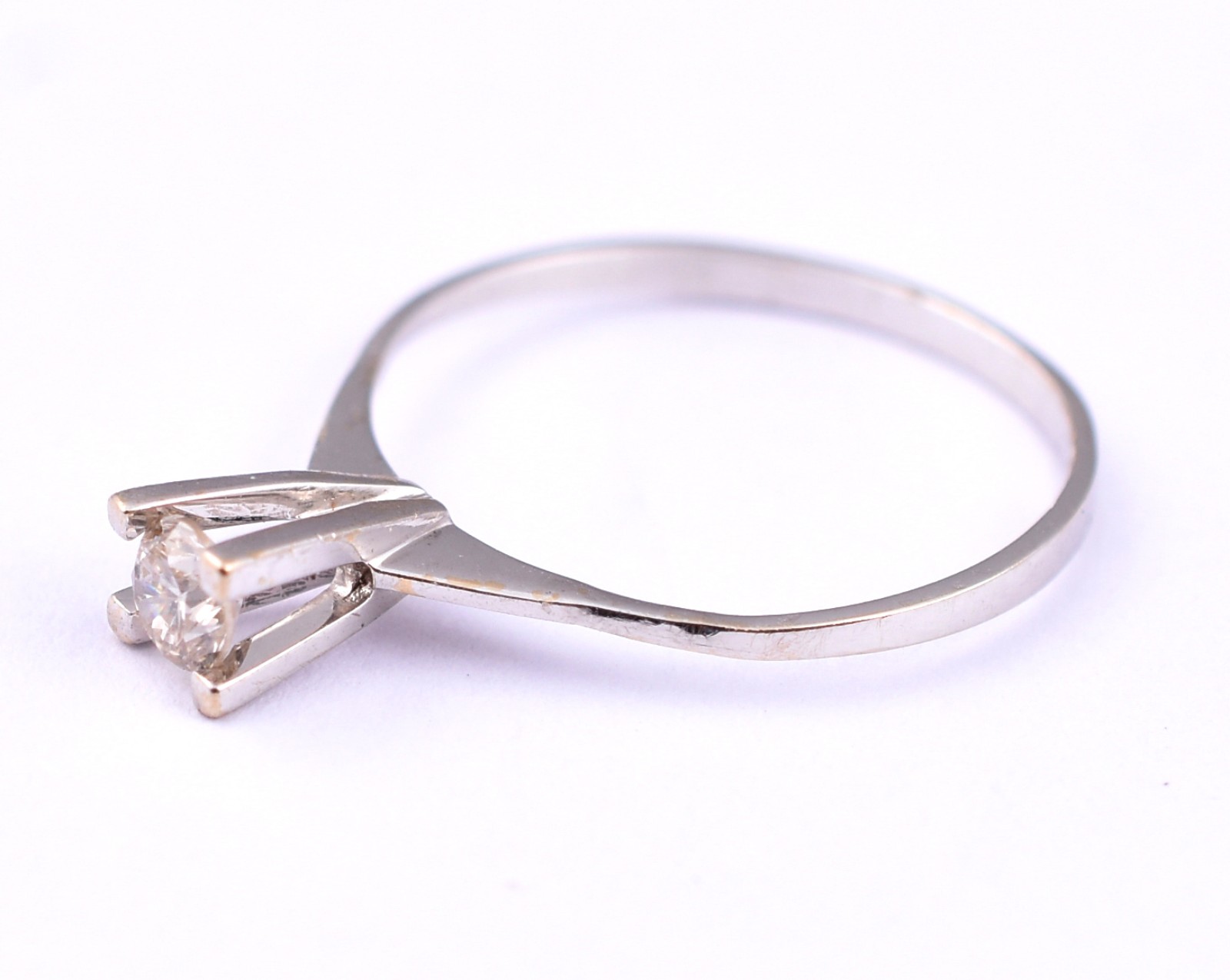 Solitário de ouro branco, um brilhante de aproximadamente 0,25 ct... - foto 2 de 4