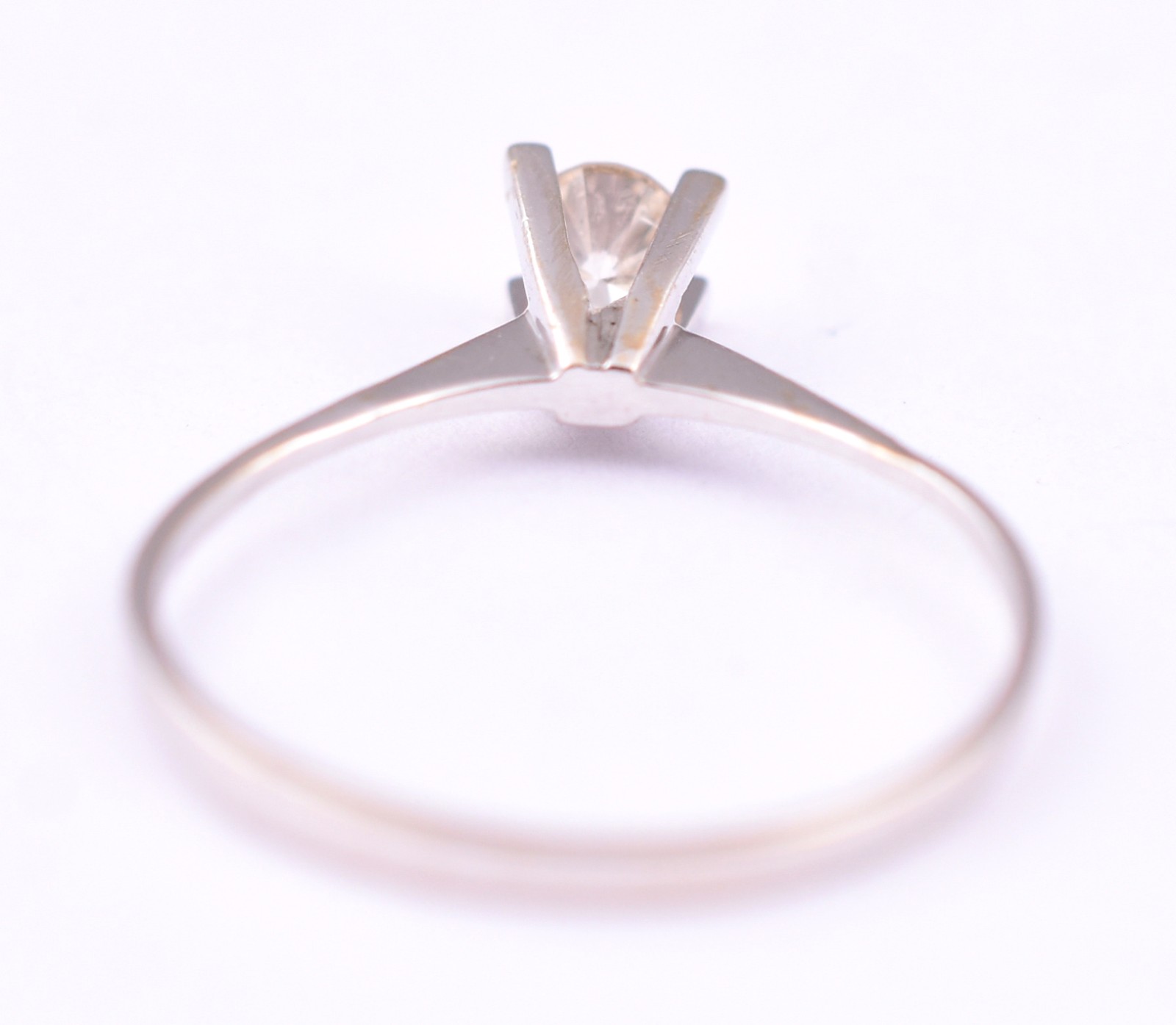 Solitário de ouro branco, um brilhante de aproximadamente 0,25 ct... - foto 3 de 4