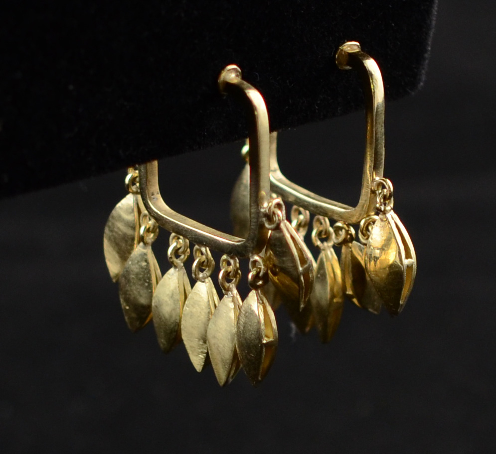 Par de brincos em ouro 18k, decorado em gotas. Peso:14.2g.
