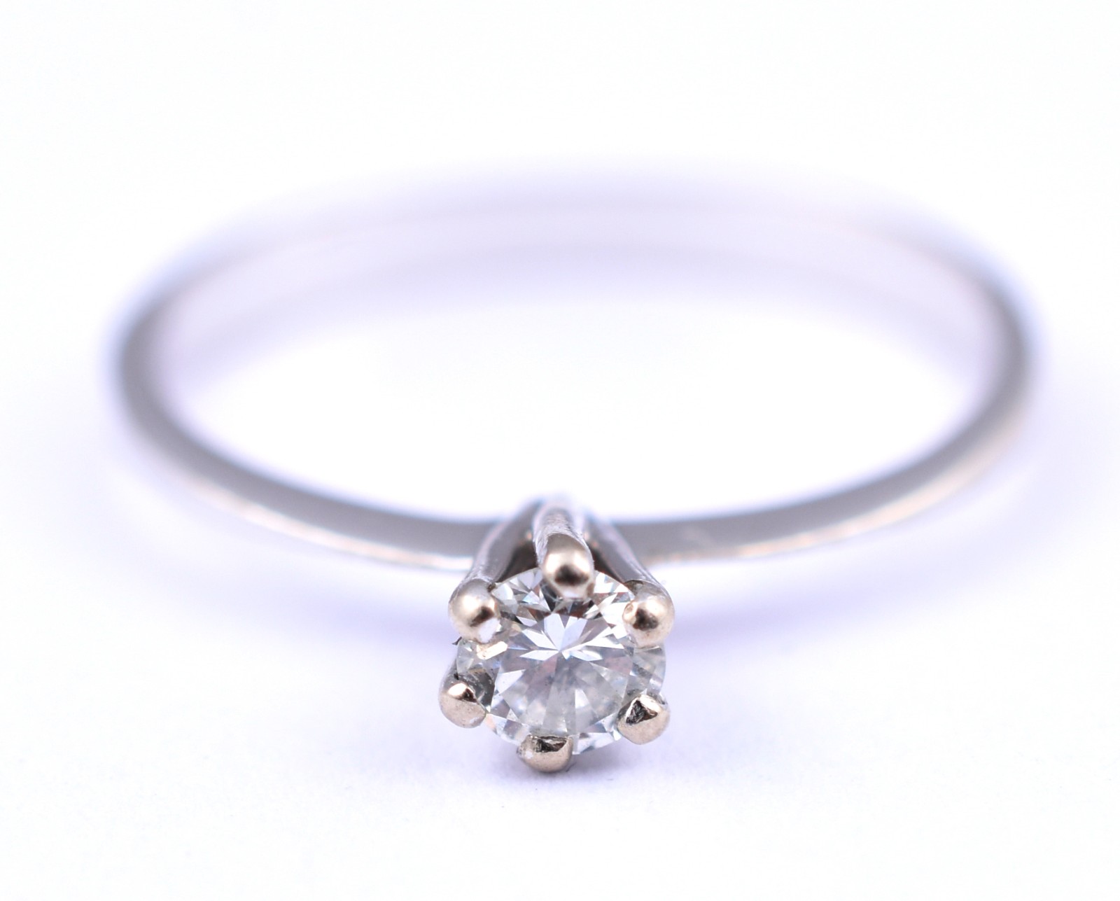 Solitário de ouro branco, um brilhante de 0,20 ct, aro 17 (Por... - foto 1 de 3