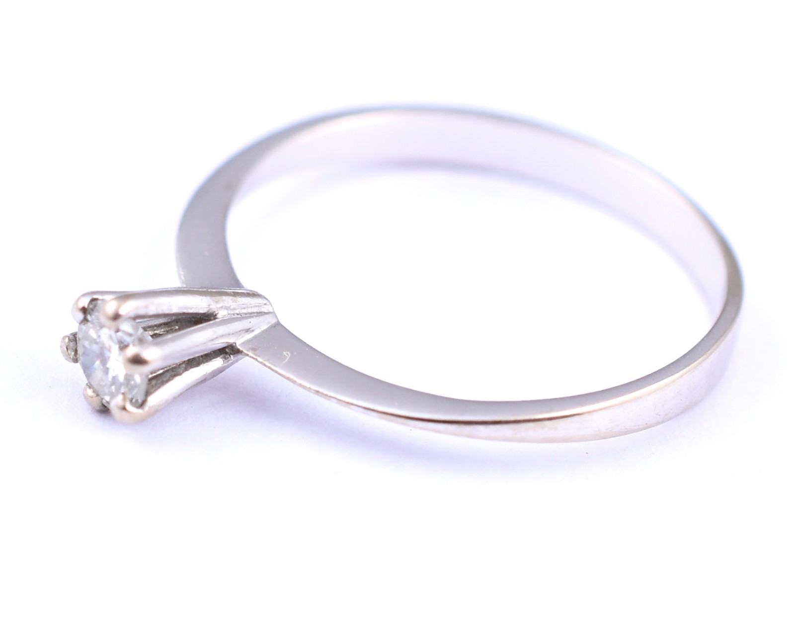 Solitário de ouro branco, um brilhante de 0,20 ct, aro 17 (Por... - foto 2 de 3