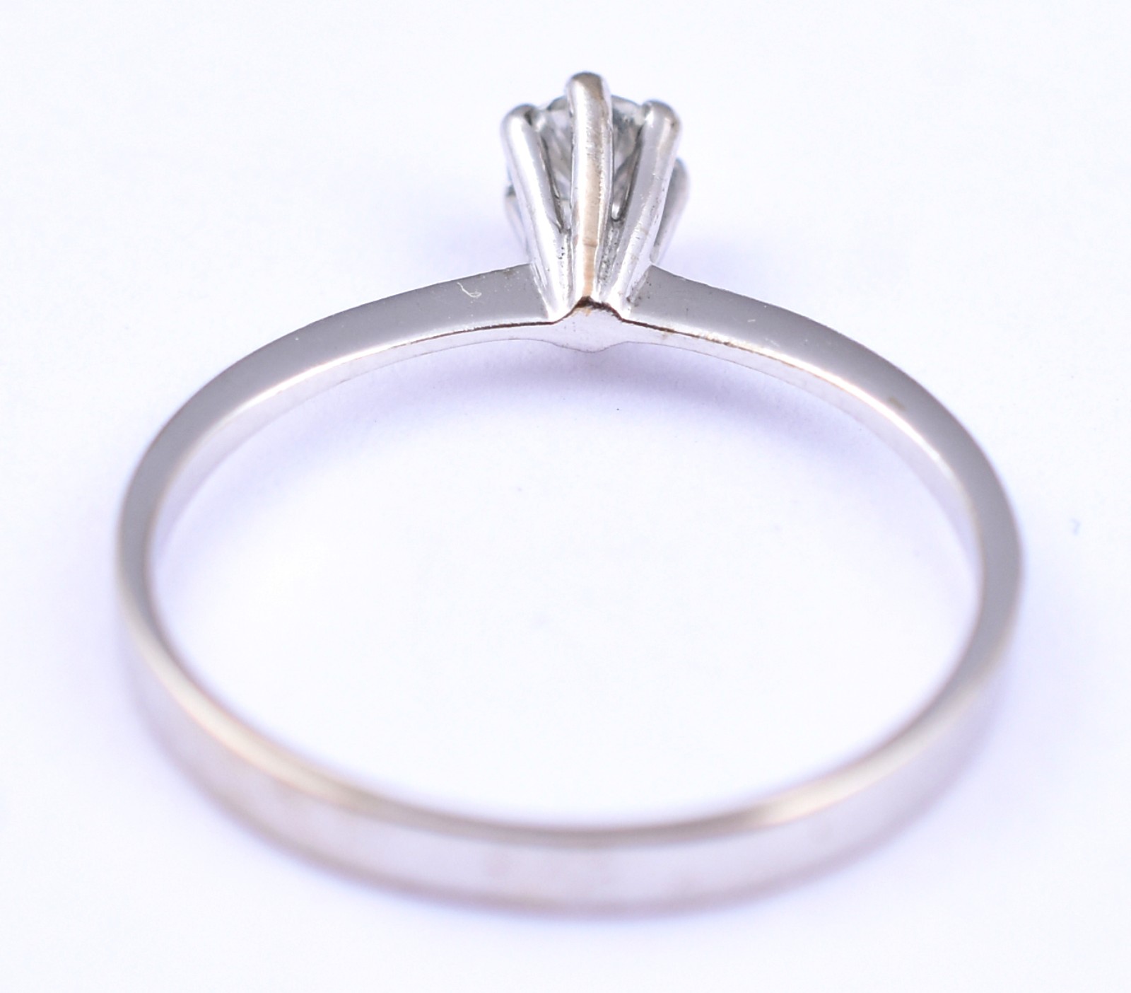 Solitário de ouro branco, um brilhante de 0,20 ct, aro 17 (Por... - foto 3 de 3