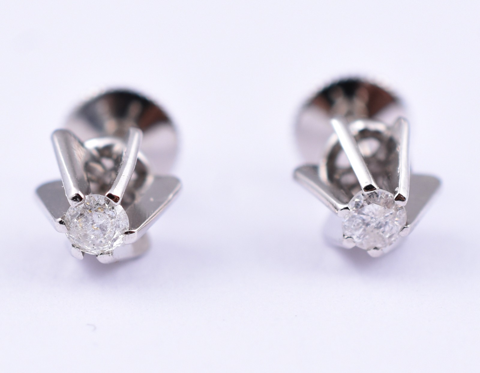 Par de brincos de ouro branco com 2 brilhantes de 0,10 ct cada, total... - foto 1 de 2