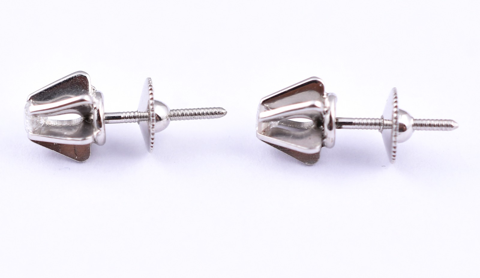 Par de brincos de ouro branco com 2 brilhantes de 0,10 ct cada, total... - foto 2 de 2