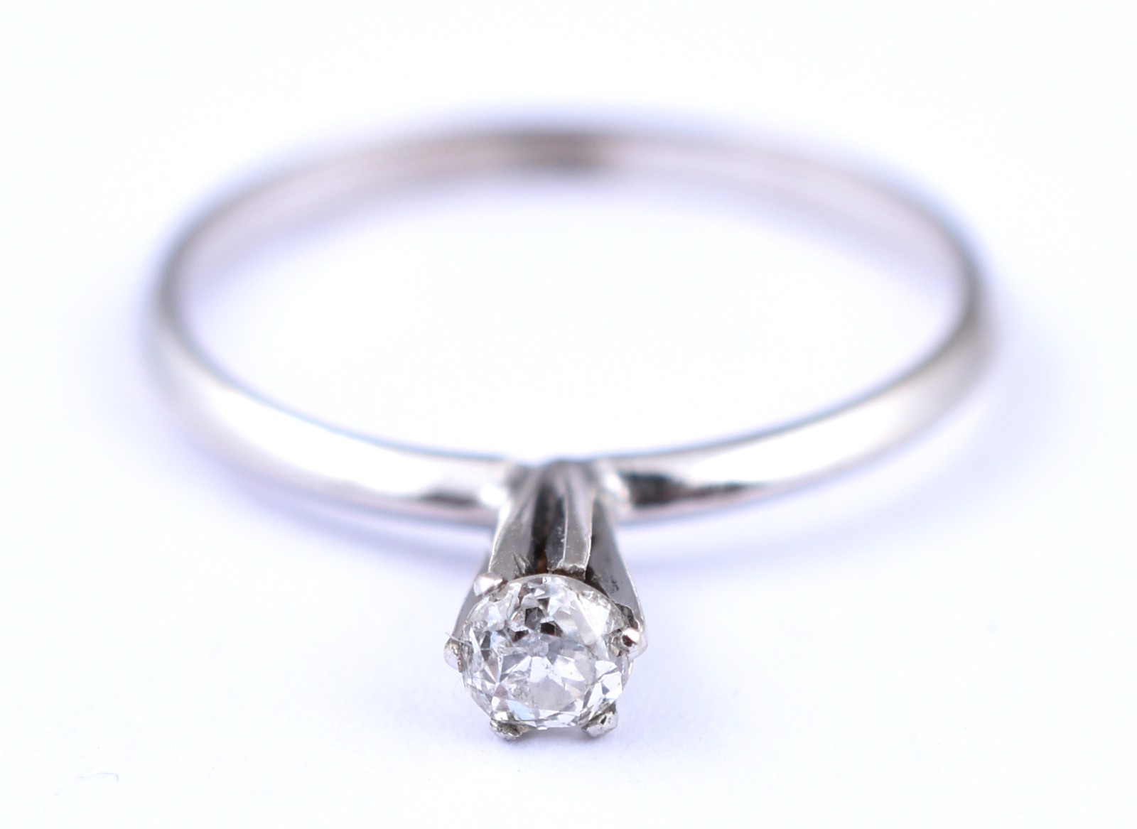 Solitário de ouro branco, um brilhante de 0,20 ct, aro 18 (Por... - foto 1 de 3