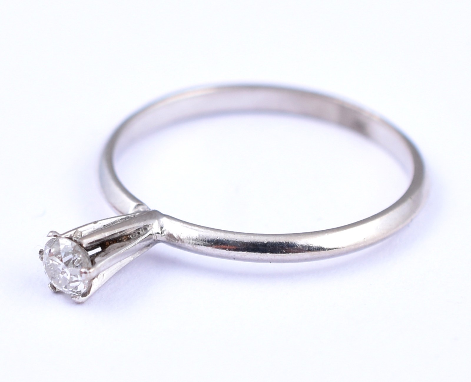 Solitário de ouro branco, um brilhante de 0,20 ct, aro 18 (Por... - foto 2 de 3