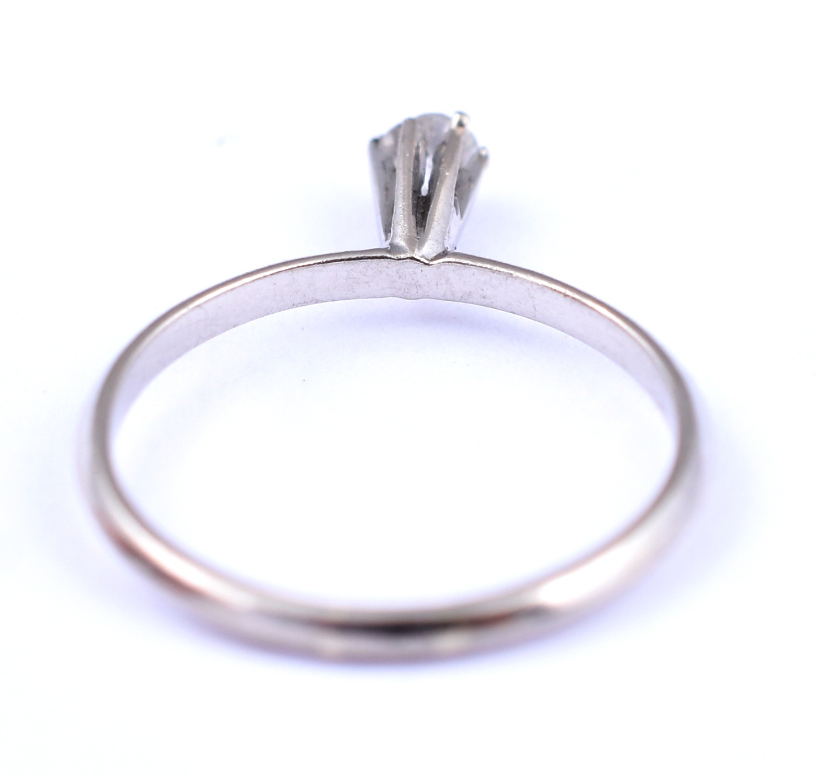 Solitário de ouro branco, um brilhante de 0,20 ct, aro 18 (Por... - foto 3 de 3