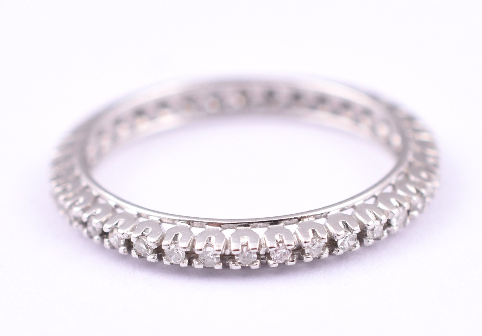 Aliança completa de ouro branco, com 32 brilhantes, total 0,30 ct... - foto 1 de 3