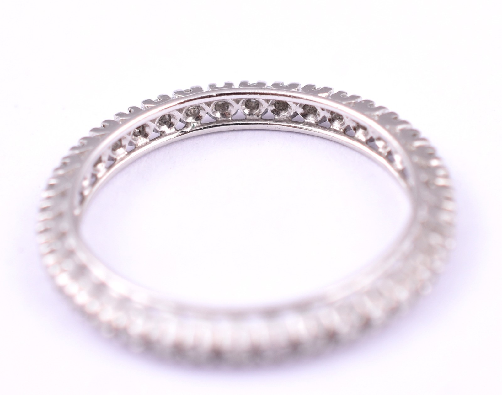Aliança completa de ouro branco, com 32 brilhantes, total 0,30 ct... - foto 2 de 3