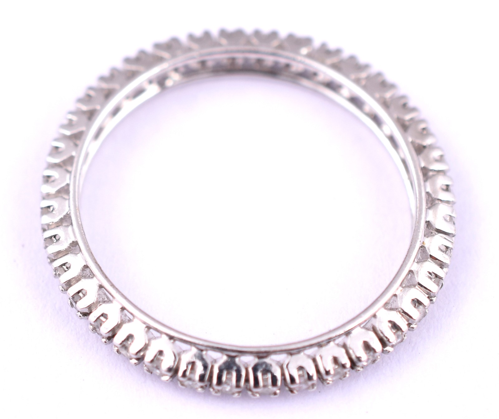 Aliança completa de ouro branco, com 32 brilhantes, total 0,30 ct... - foto 3 de 3