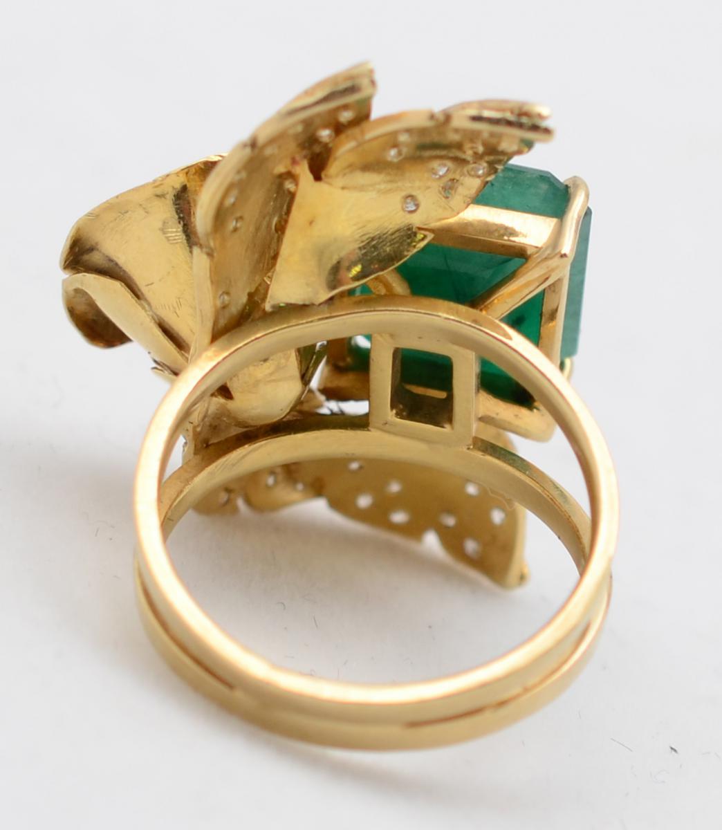 Anel em ouro amarelo 18 k em forma de flor e folhas, cravejado com... - foto 4 de 4