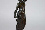E. VILLANIS - Escultura em bronze com peanha em... - E. VILLANIS - Escultura em bronze com peanha em madeira. Altura total 60 cm. Assinado.