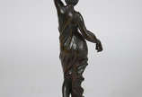 E. VILLANIS - Escultura em bronze com peanha em... - E. VILLANIS - Escultura em bronze com peanha em madeira. Altura total 60 cm. Assinado.