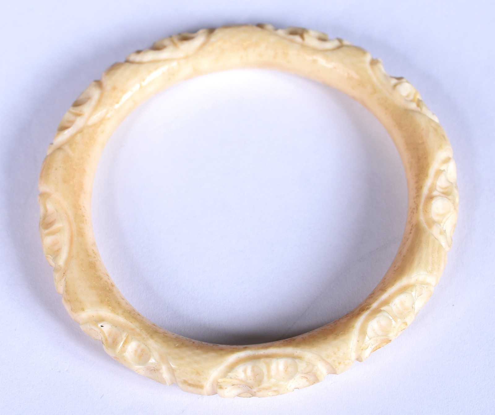 Antiga pulseira/bracelete de marfim, esculpida e toda trabalhada (Por... - foto 1 de 3