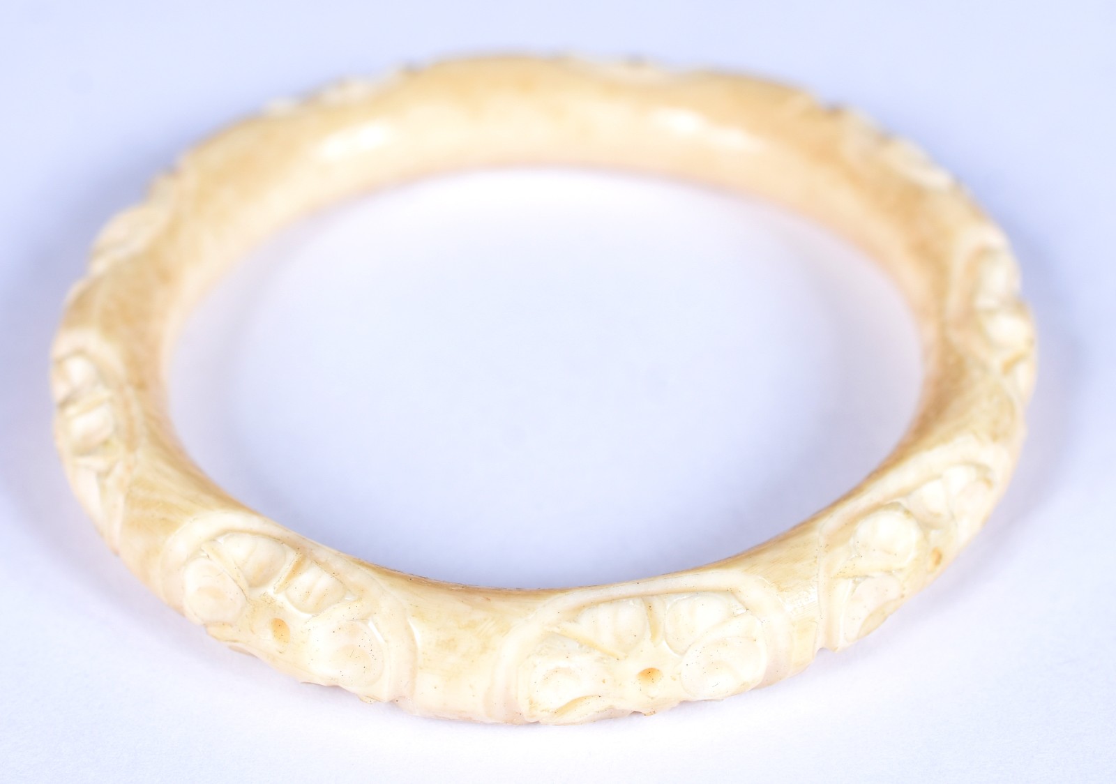 Antiga pulseira/bracelete de marfim, esculpida e toda trabalhada (Por... - foto 2 de 3
