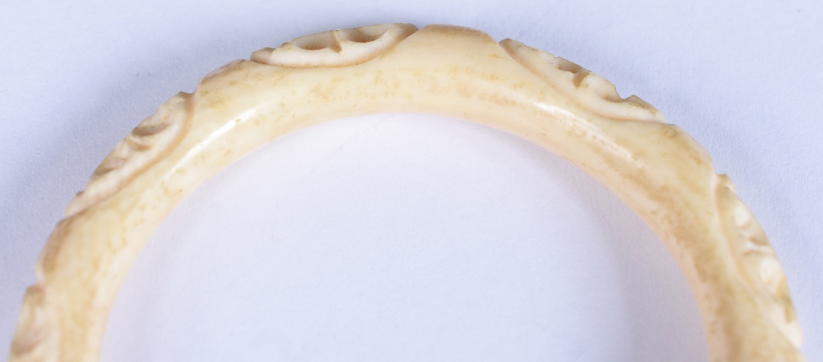 Antiga pulseira/bracelete de marfim, esculpida e toda trabalhada (Por... - foto 3 de 3