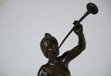 E. VILLANIS - Escultura em bronze com peanha em... - E. VILLANIS - Escultura em bronze com peanha em madeira. Altura total 60 cm. Assinado.