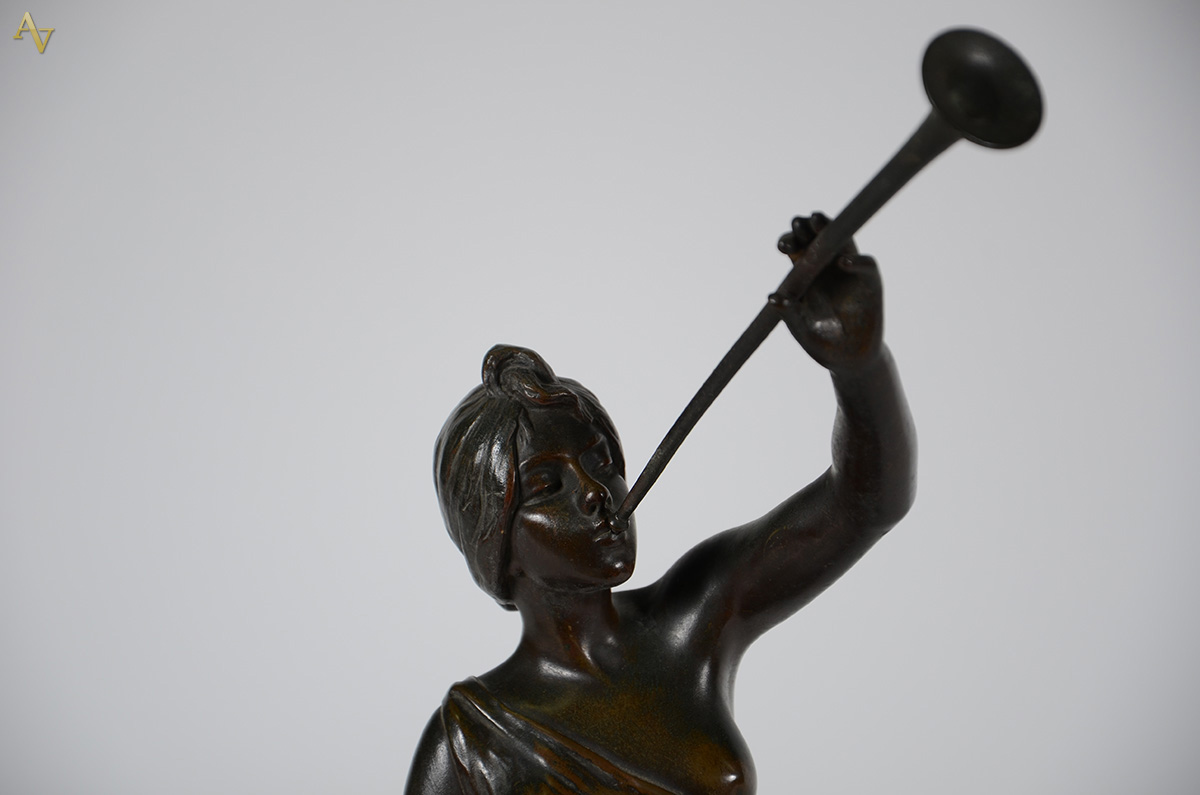 E. VILLANIS - Escultura em bronze com peanha em madeira. Altura total... - foto 3 de 4
