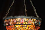 Lustre com plafonier em placas de pasta de vidr... - Lustre com plafonier em placas de pasta de vidro multicor, correntes de metal,  estilo Tiffany&#39;s. Diâmetro 49 cm.